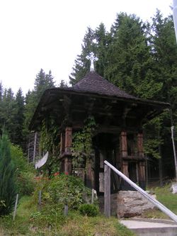 Clopotnița exterioară a bisericii Schitului Păltiniș