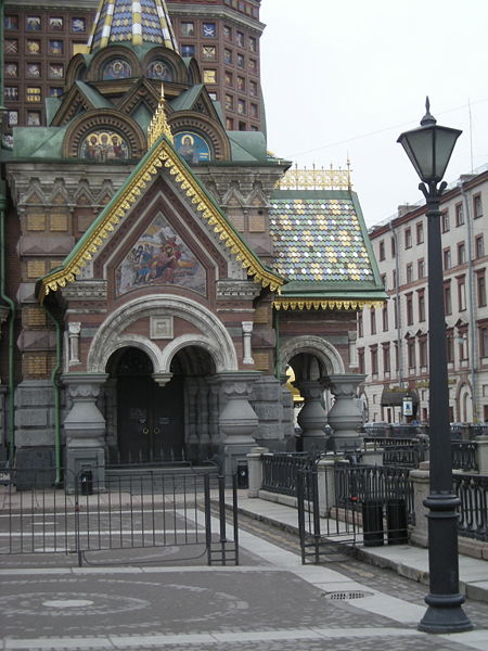 File:ResBldNPorchSPeterbg.JPG