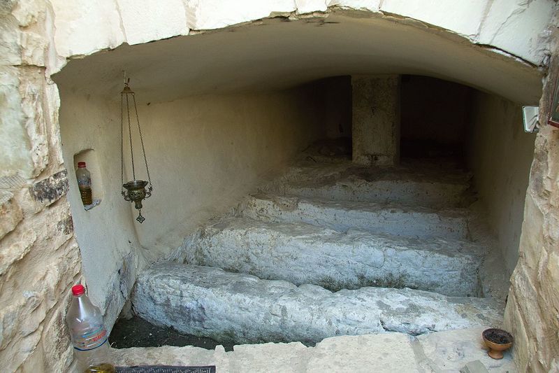 File:Holy Ten Grave.jpg