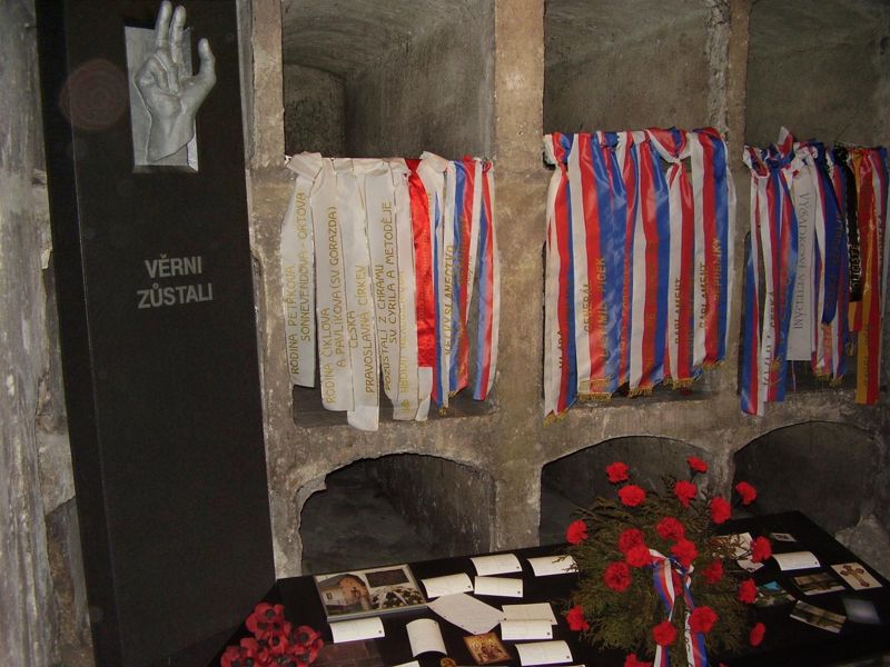 File:Krypta-pamatnik.jpg