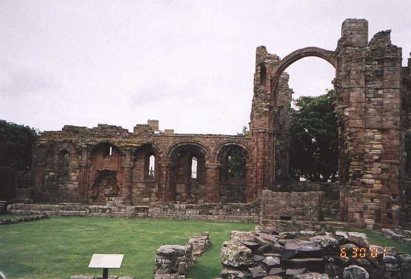 File:Lindisfarne Priory.jpg